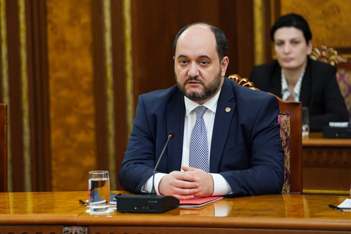 Руководитель аппарата Пашиняна Арутюнян обвинил российские пропагандистские СМИ в ведении гибридной войны против Армении