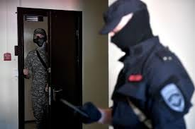 В Москве ФСБ пришла к отцу историка из «Мемориала». После более чем 12-часового обыска силовики увезли его в Тверь