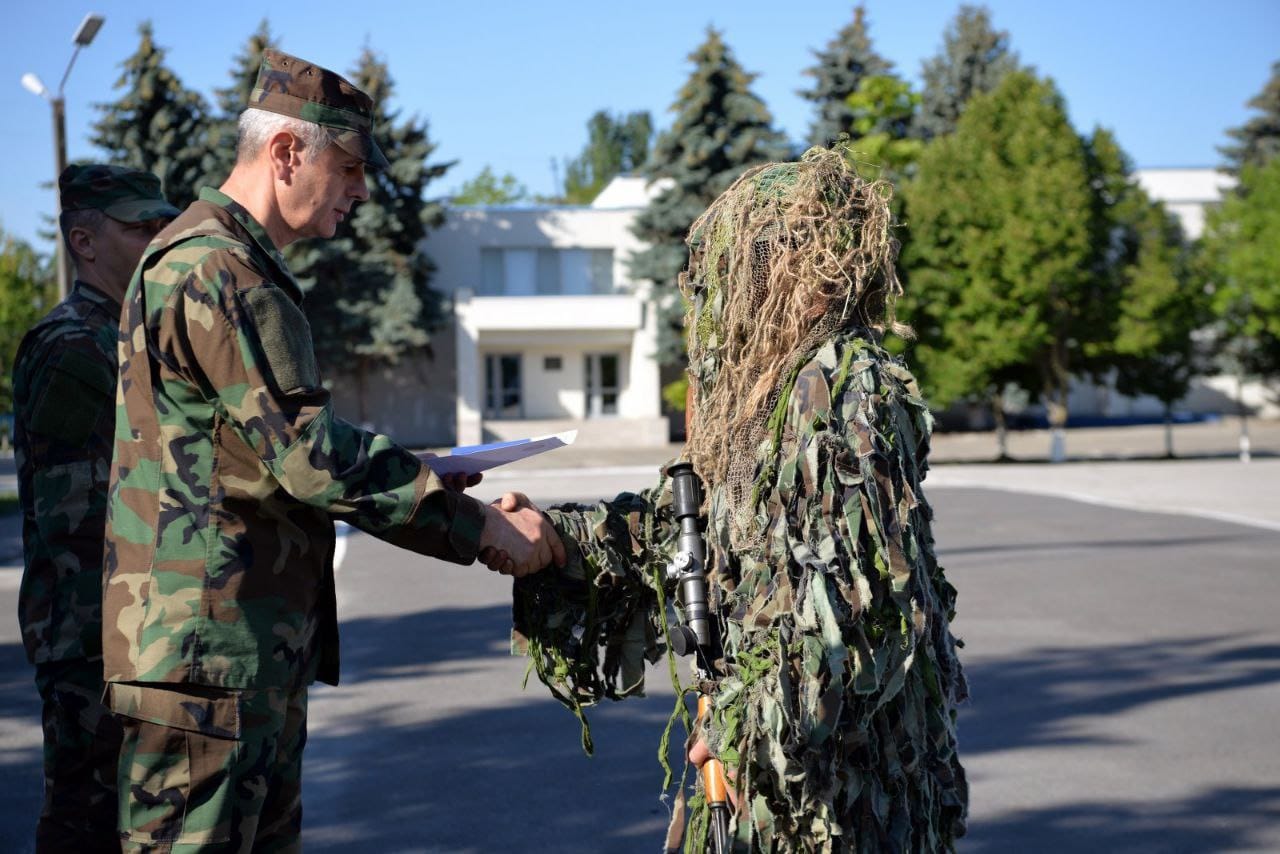 Президент Молдовы подписала указ об отставке командующего армией и сторонника сближения с НАТО Охладчука