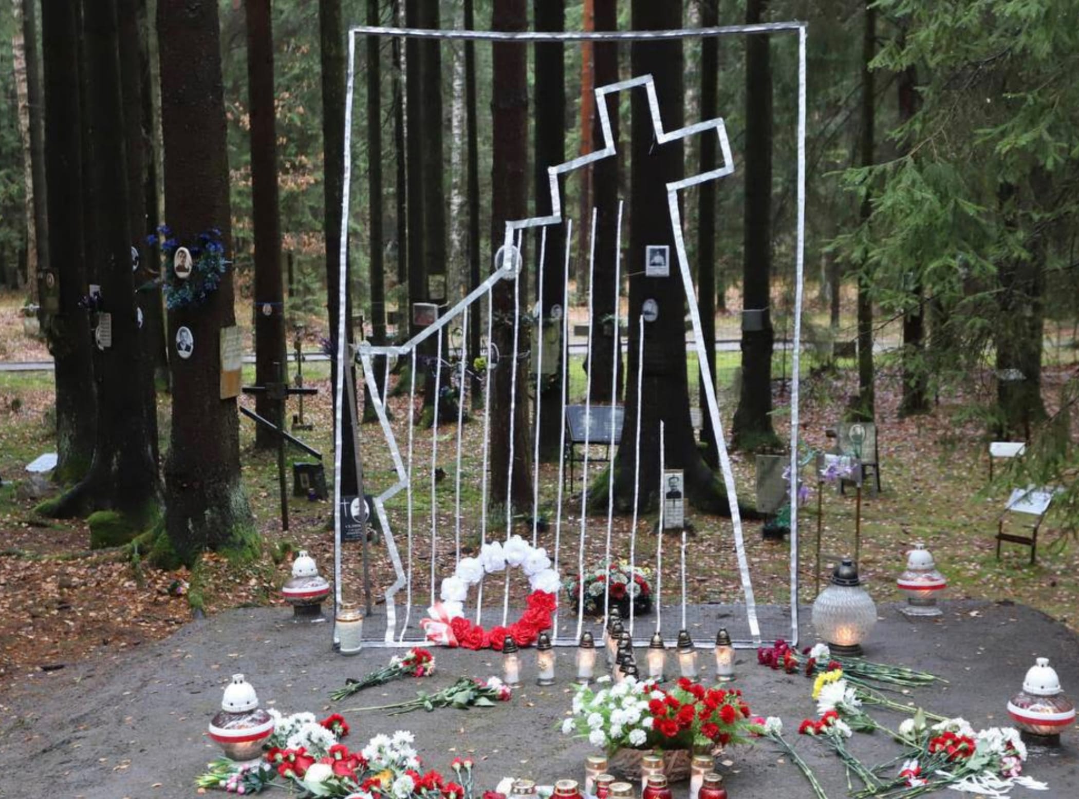 В Петербурге демонтировали символический памятник репрессированным полякам, который поставили вместо демонтированного ранее креста