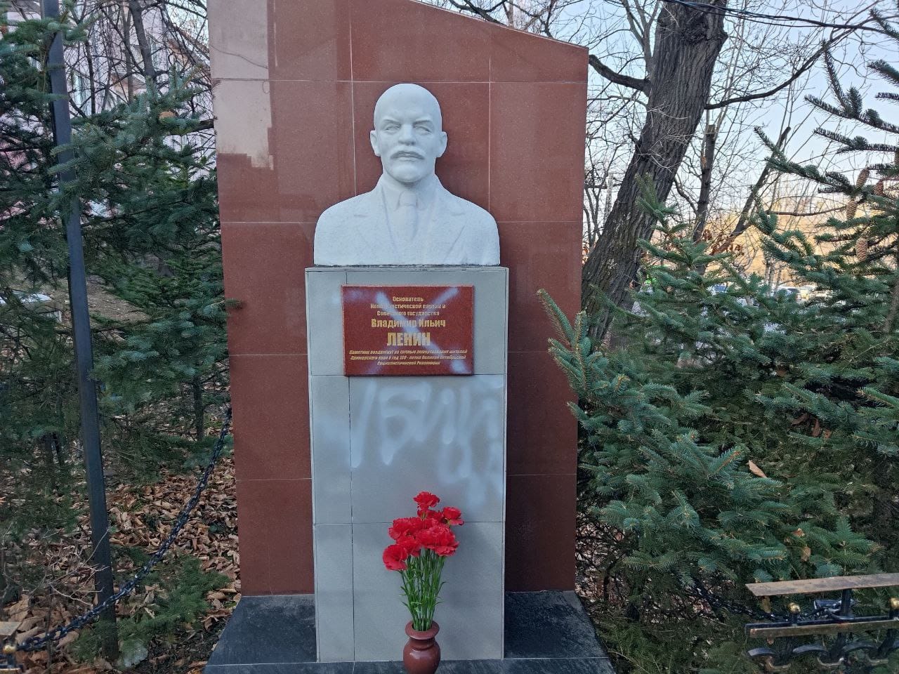 Во Владивостоке осквернен памятник Ленину. Вандал в маске также разбил окно крайкома КПРФ