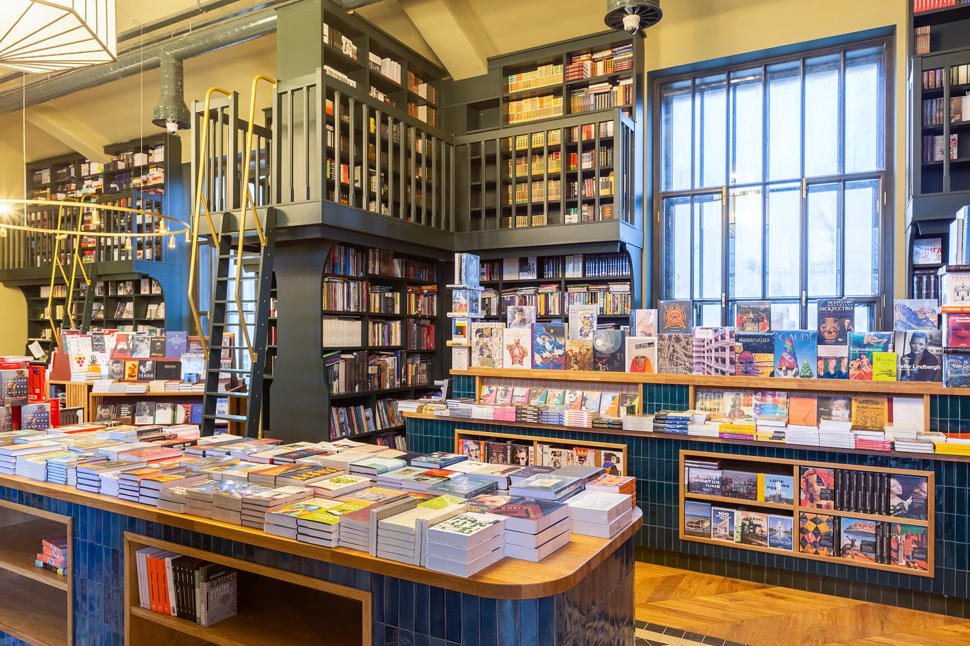 Силовики изъяли несколько десятков книг якобы с «пропагандой ЛГБТ» в магазине «Подписные издания» в Санкт-Петербурге