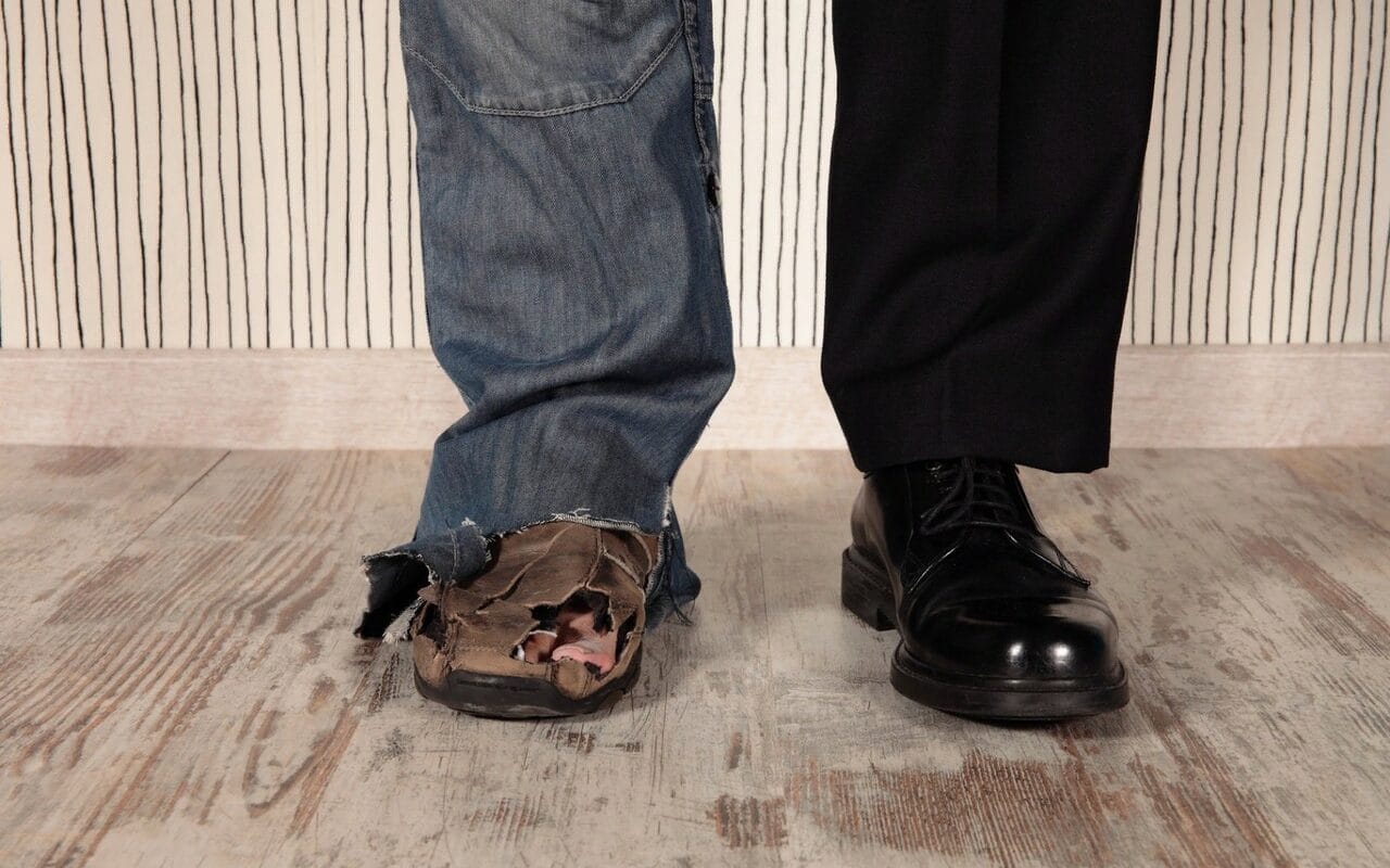 Кому вершки, кому корешки. На фоне рекордных прибылей банков в других отраслях начались банкротства и рекордные задержки зарплат