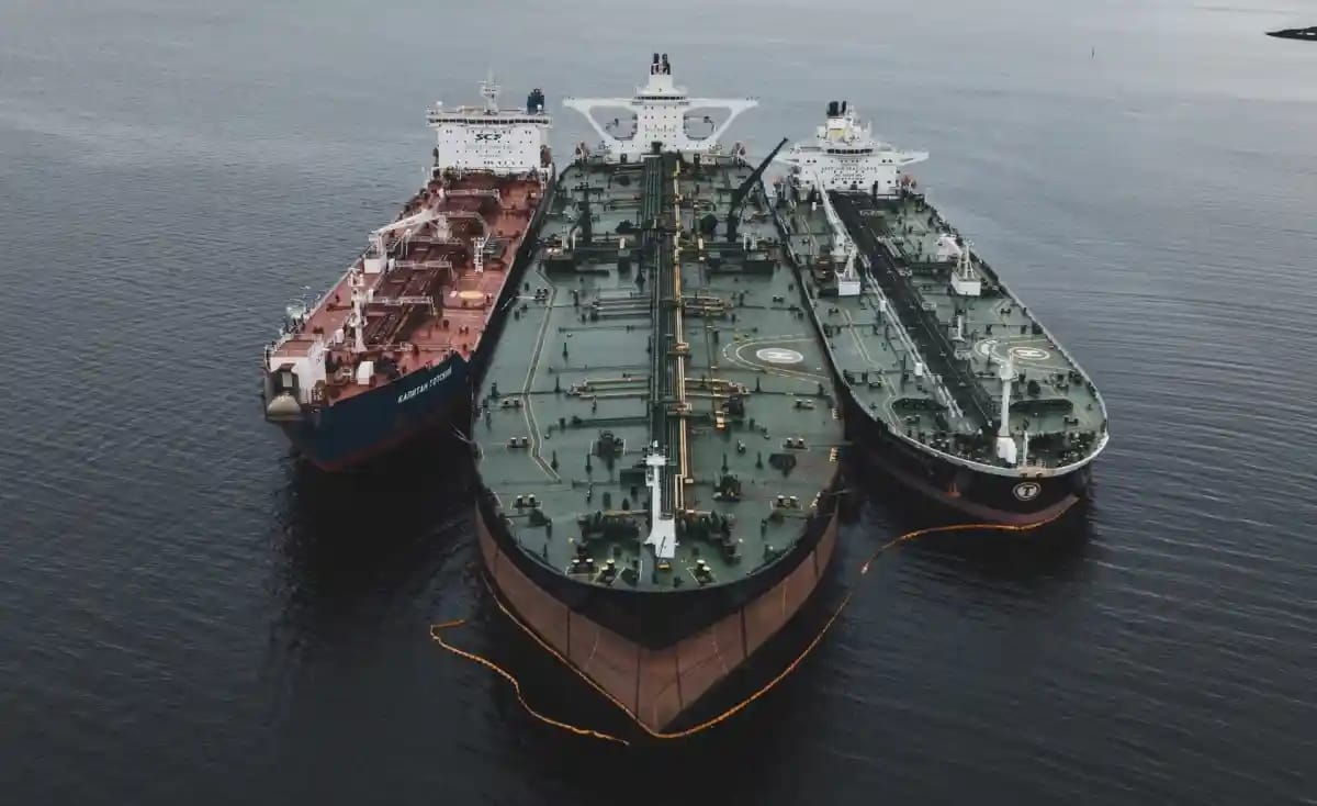 Великобритания внесла в санкционный список 51 судно «теневого флота», перевозившее российские нефть и газ