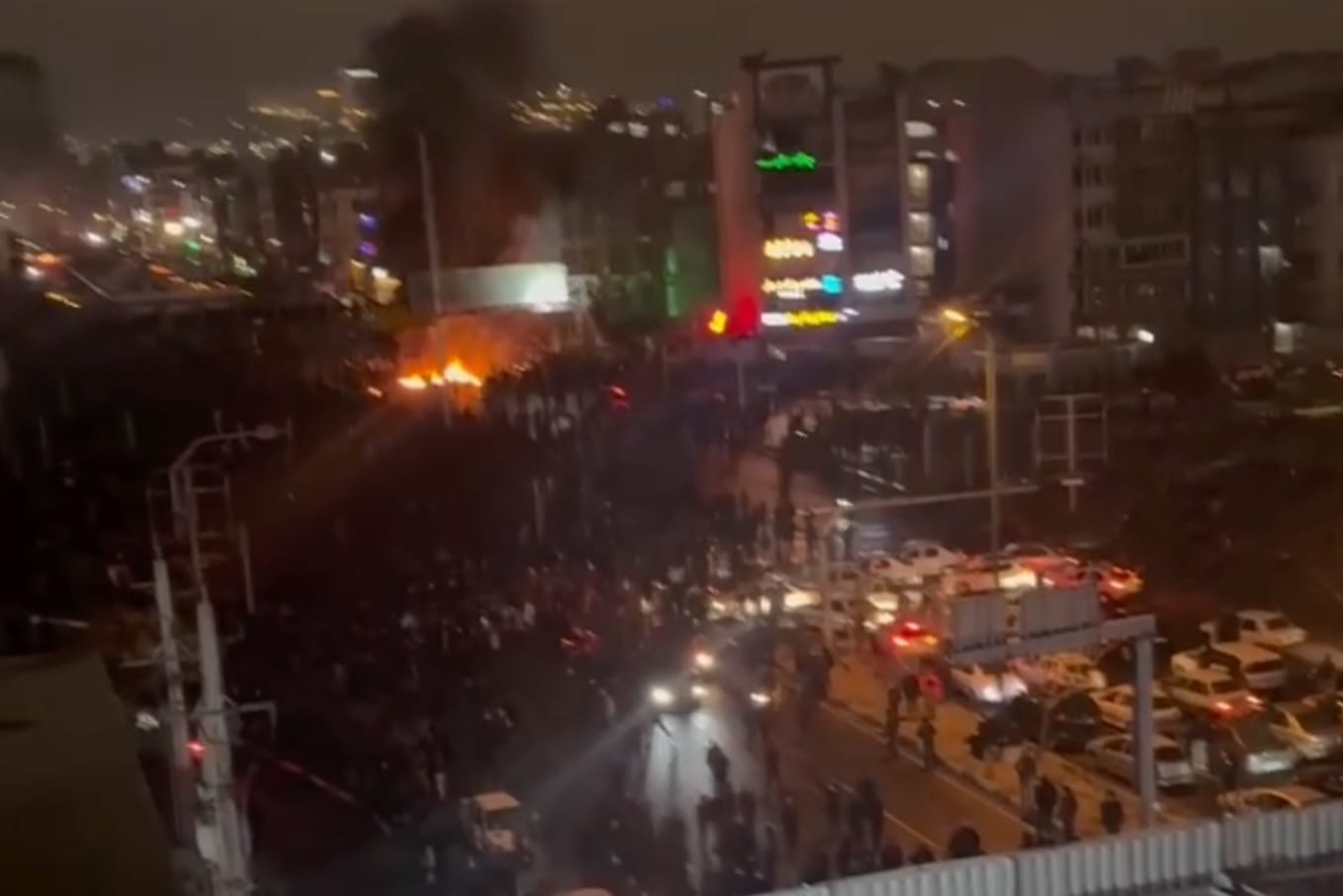 Переполненный морг, угроза смертной казнью, свидетельства стрельбы по протестующим. Что известно о ситуации в Иране за сутки