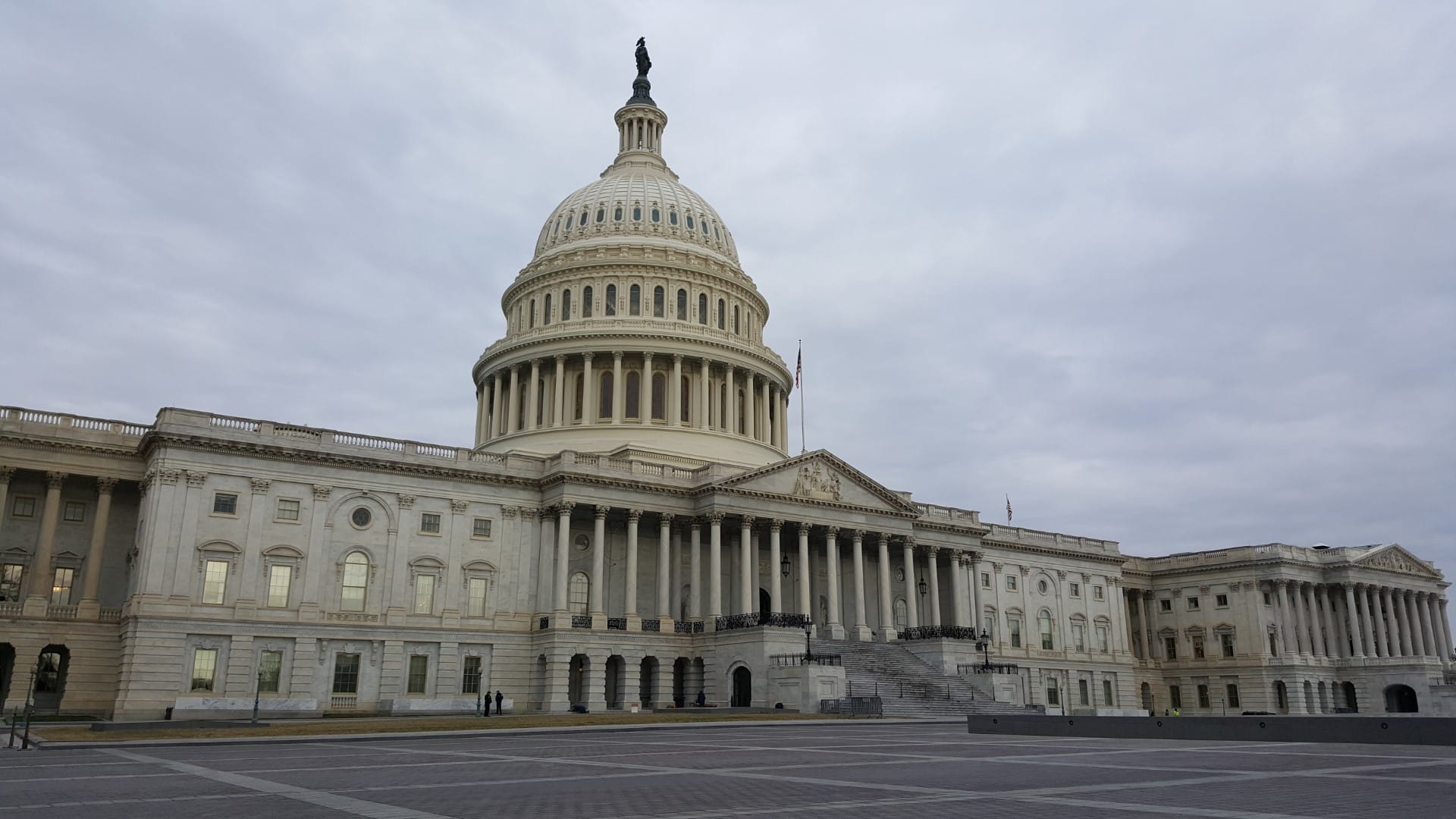 Палата представителей США проголосовала за отмену пошлин в отношении Канады. Против пошлин Трампа выступили шесть республиканцев