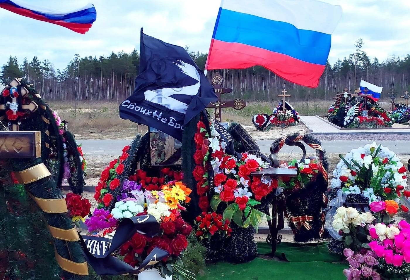 Картонные гробы и памятники из столешниц: как хоронят россиян на пятый год войны