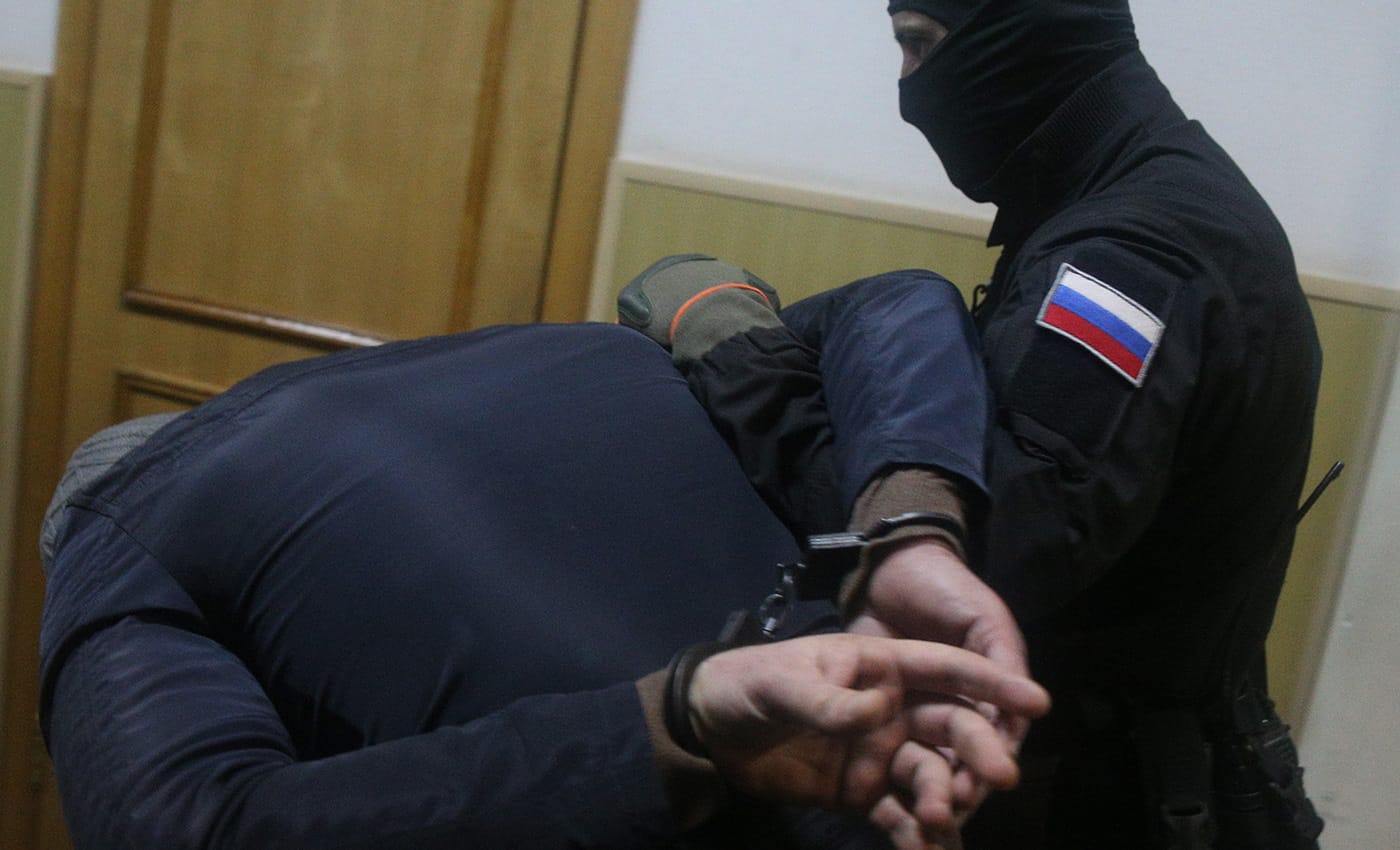 ФСБ разработала правила, по которым обвиняемых в судах будут почти постоянно держать в наручниках