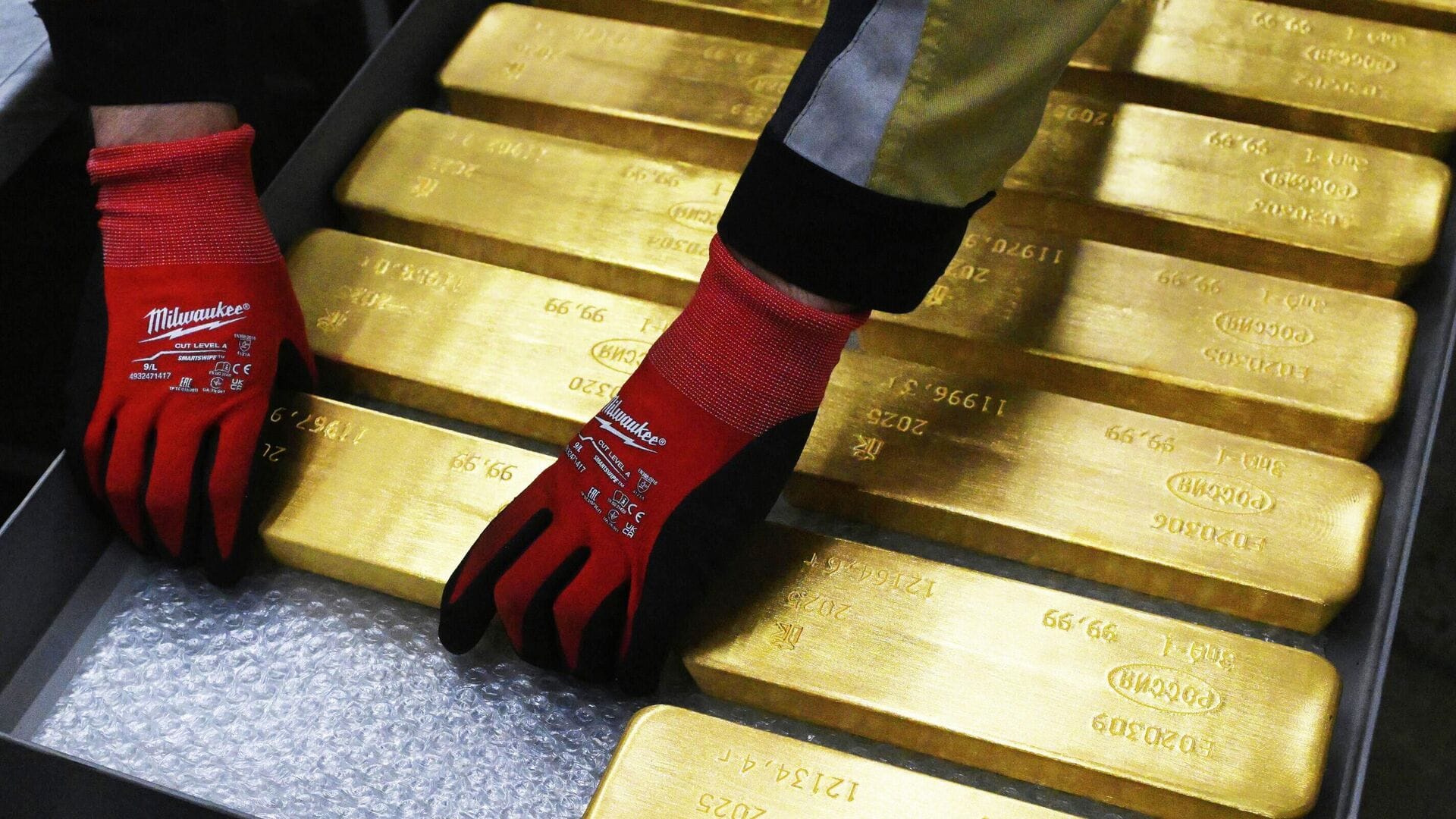 Путин перекрыл свободный вывоз наличных рублей и очищенного золота