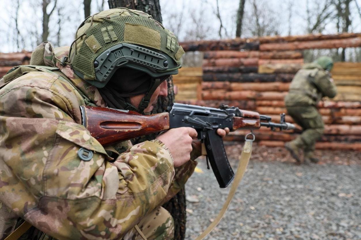 Как минимум 10 российских регионов в марте подняли выплаты контрактникам. В Кузбассе их пришлось урезать из-за дефицита бюджета