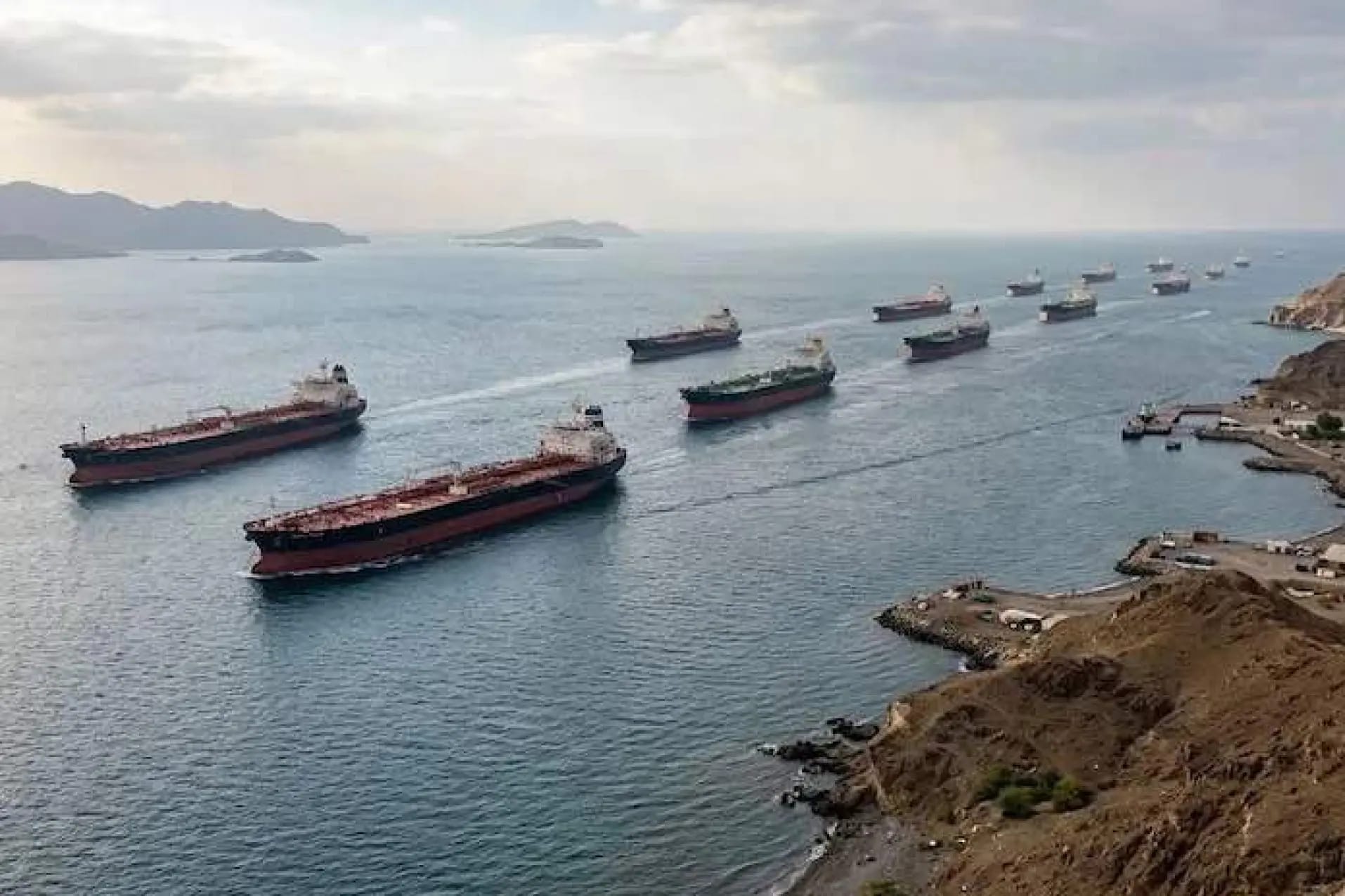 Иран разрешил проход через Ормузский пролив судам, перевозящим гуманитарные грузы — Tasnim