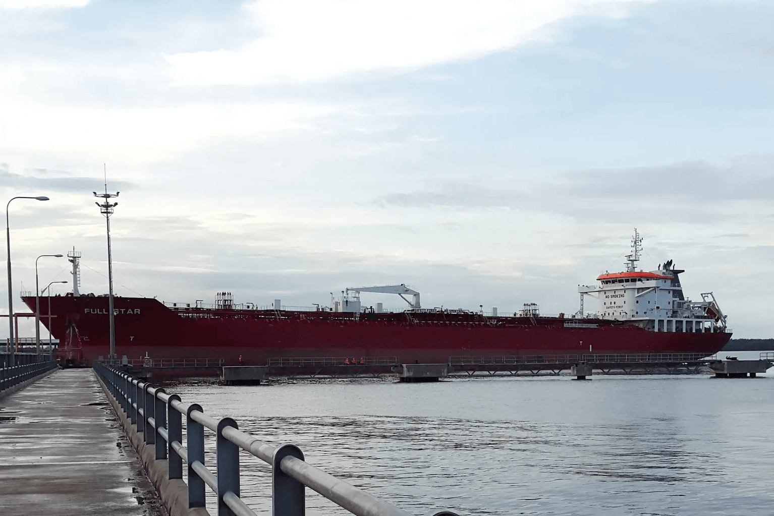 Связанный с Китаем танкер Rich Starry, находящийся под санкциями США, вернулся в Ормузский пролив. Он не смог прорвать американскую блокаду