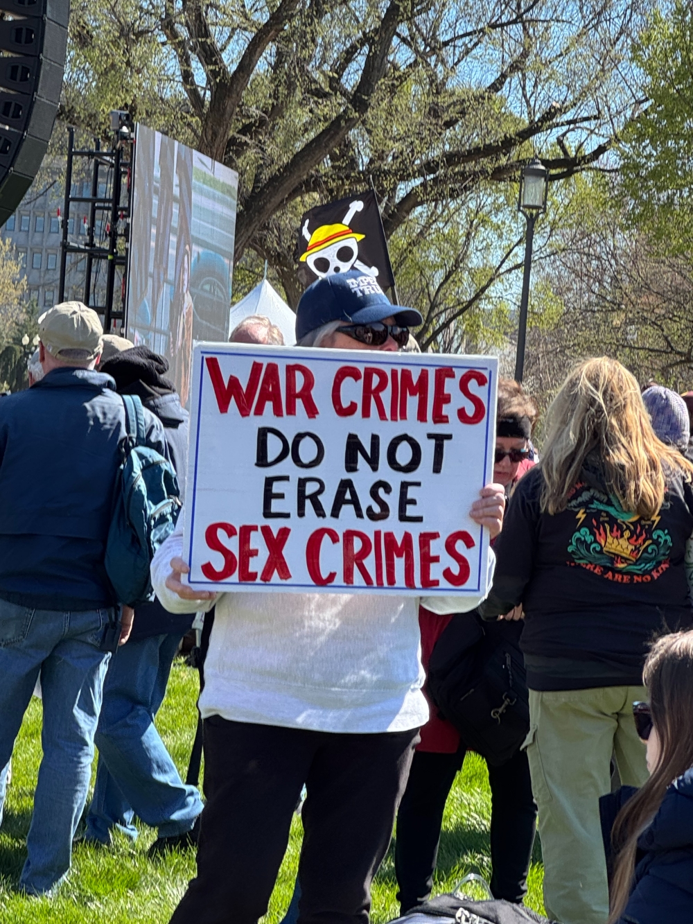 Военные преступления не отменяют сексуальные преступления