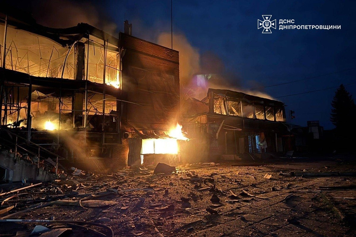 Последствия российского налета на Синельниковский район в Днепропетровской области в ночь на 2 апреля 2026 года