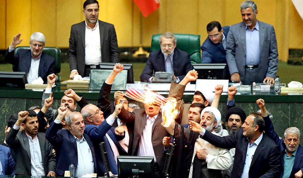 Иран снова под санкциями. Что будет с ценами на нефть, стабильностью региона и самой республикой