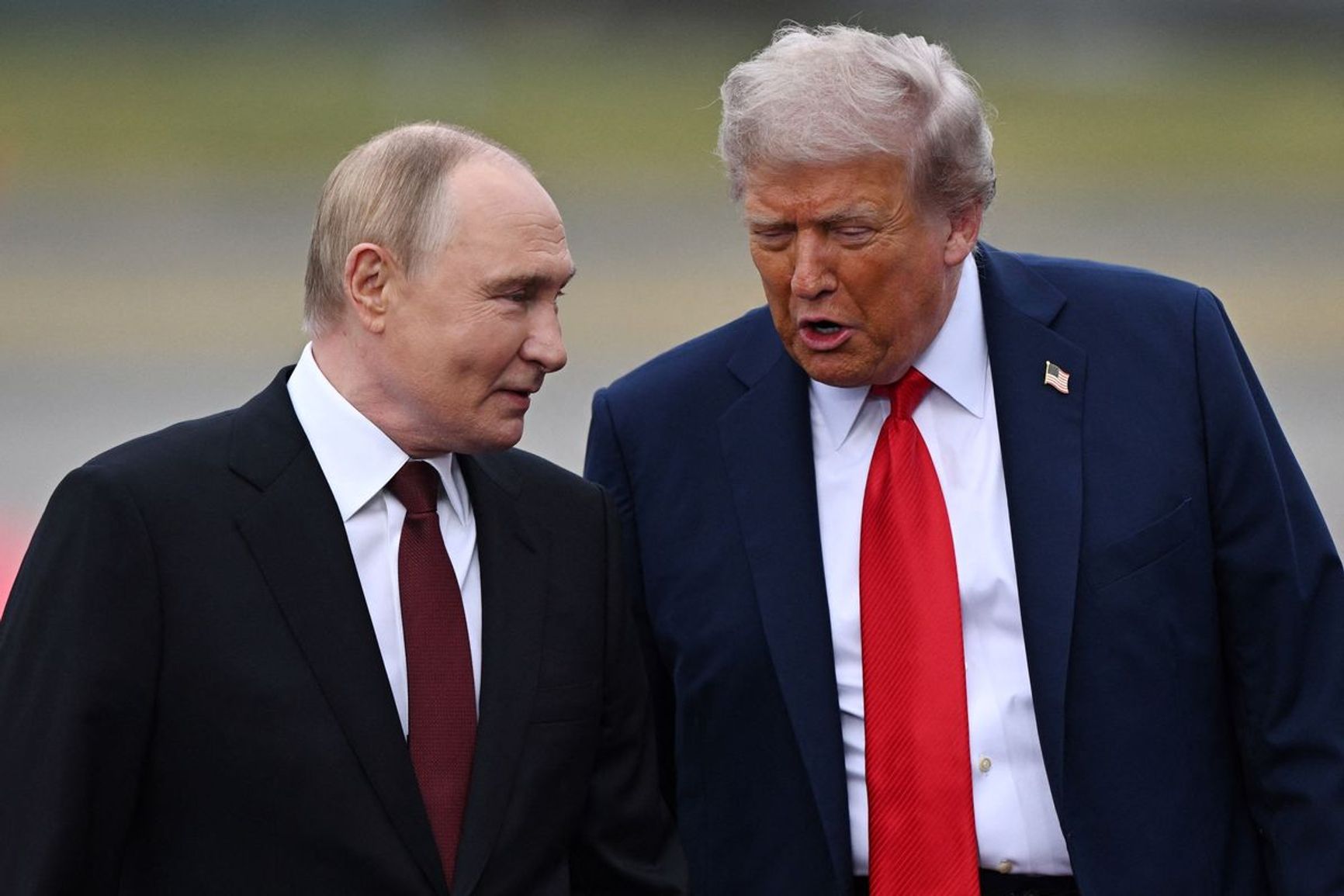 На Аляске Трамп нарушил протокол: встретил Путина и провез на своем автомобиле до места переговоров