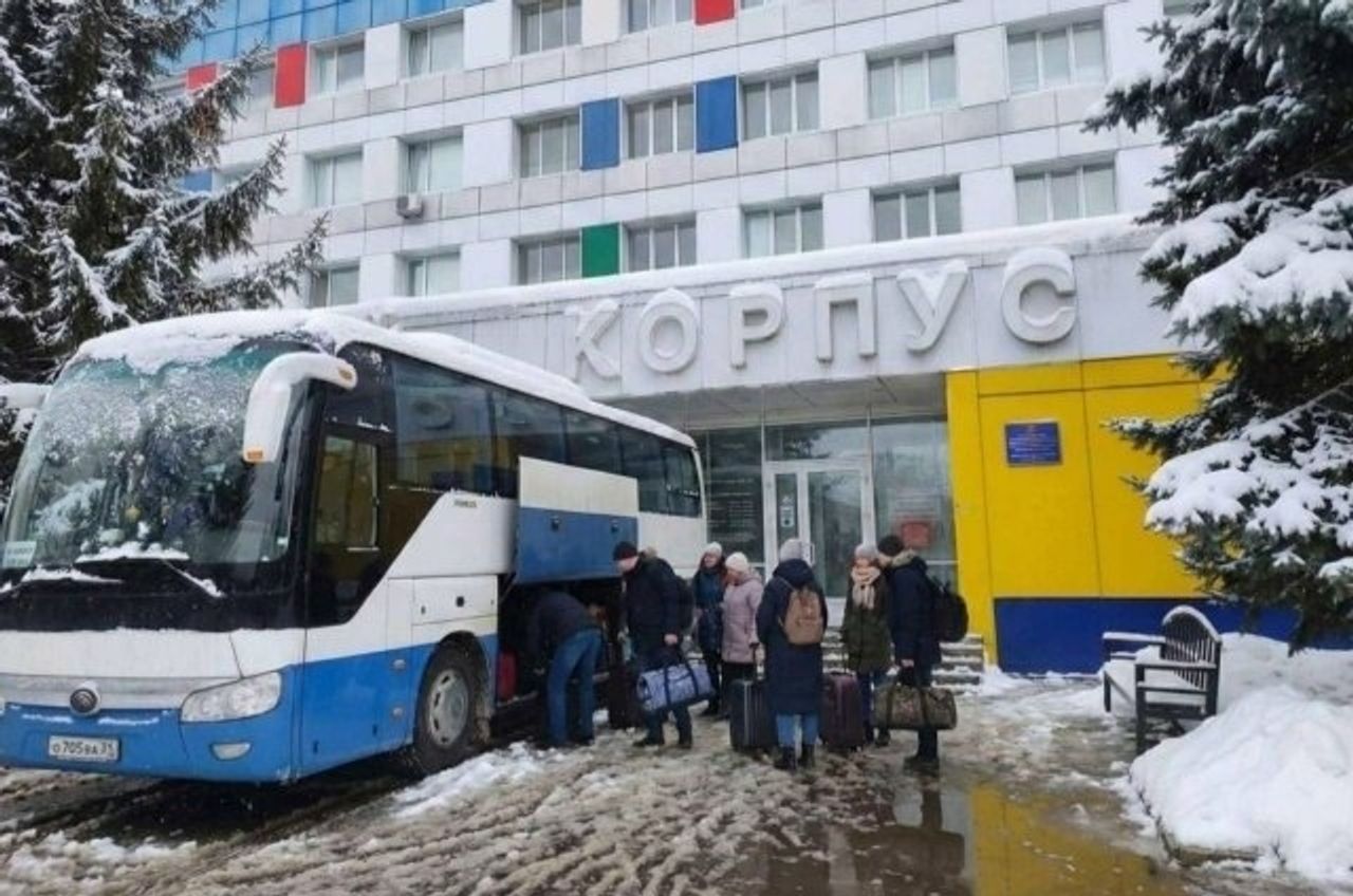 Посадка пациентов терапевтического корпуса Городской больницы № 2 в Белгороде на автобус