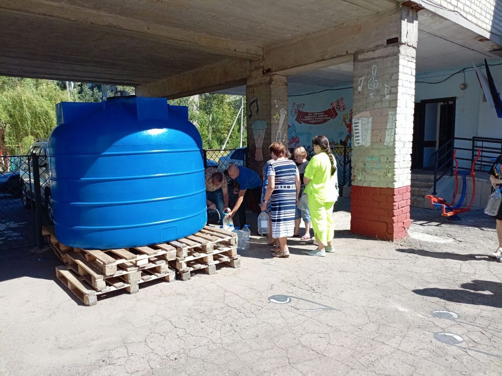 Местные жалуются, что такие бочки часто стоят пустыми. Фото: Енакиевский городской совет «ДНР»