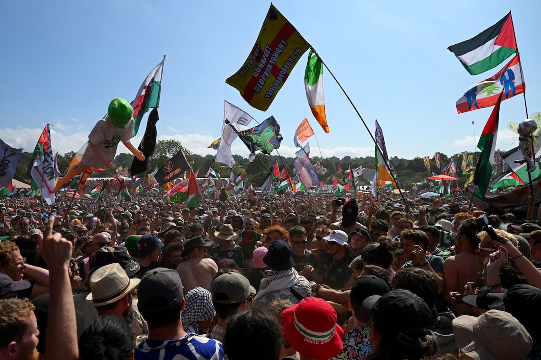 Флаги на фестивале в Гластонбери, 2025 год