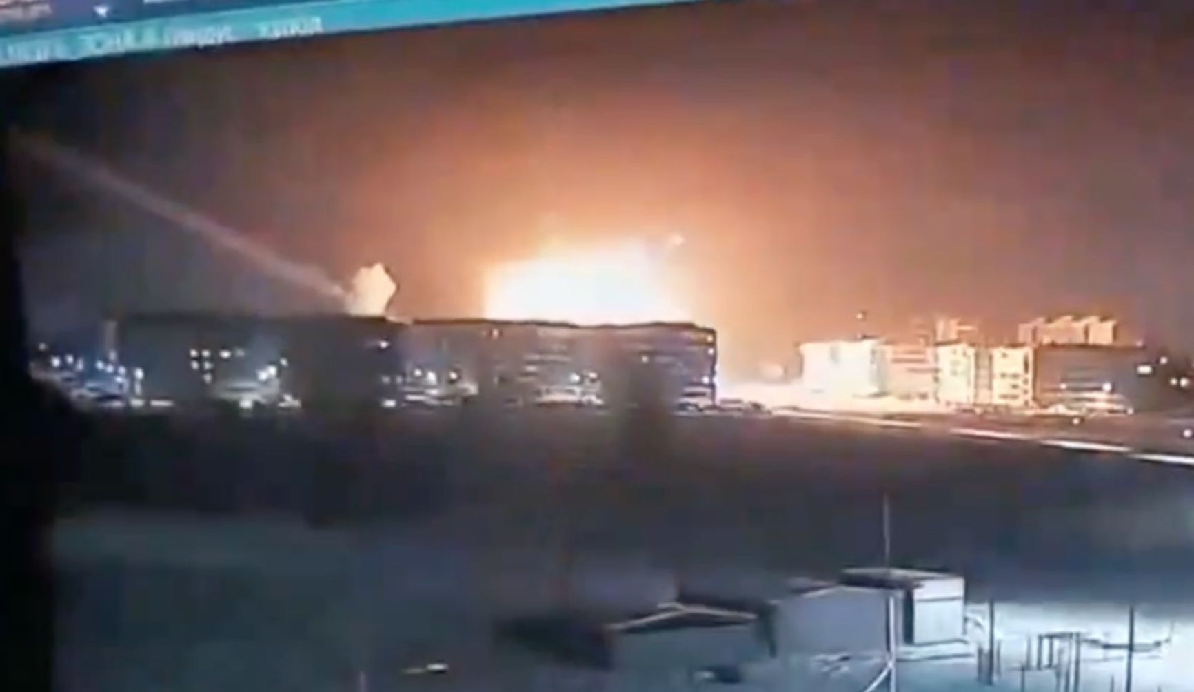 Белый дымовой след после удара по дому