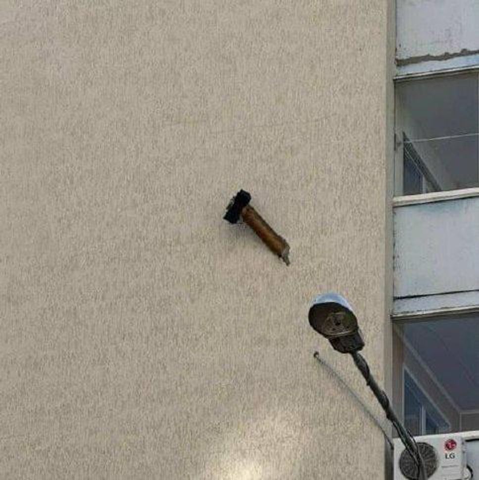 Разгонный блок ракеты системы «Панцирь-С1», застрявший в стене многоэтажного дома в Белгороде