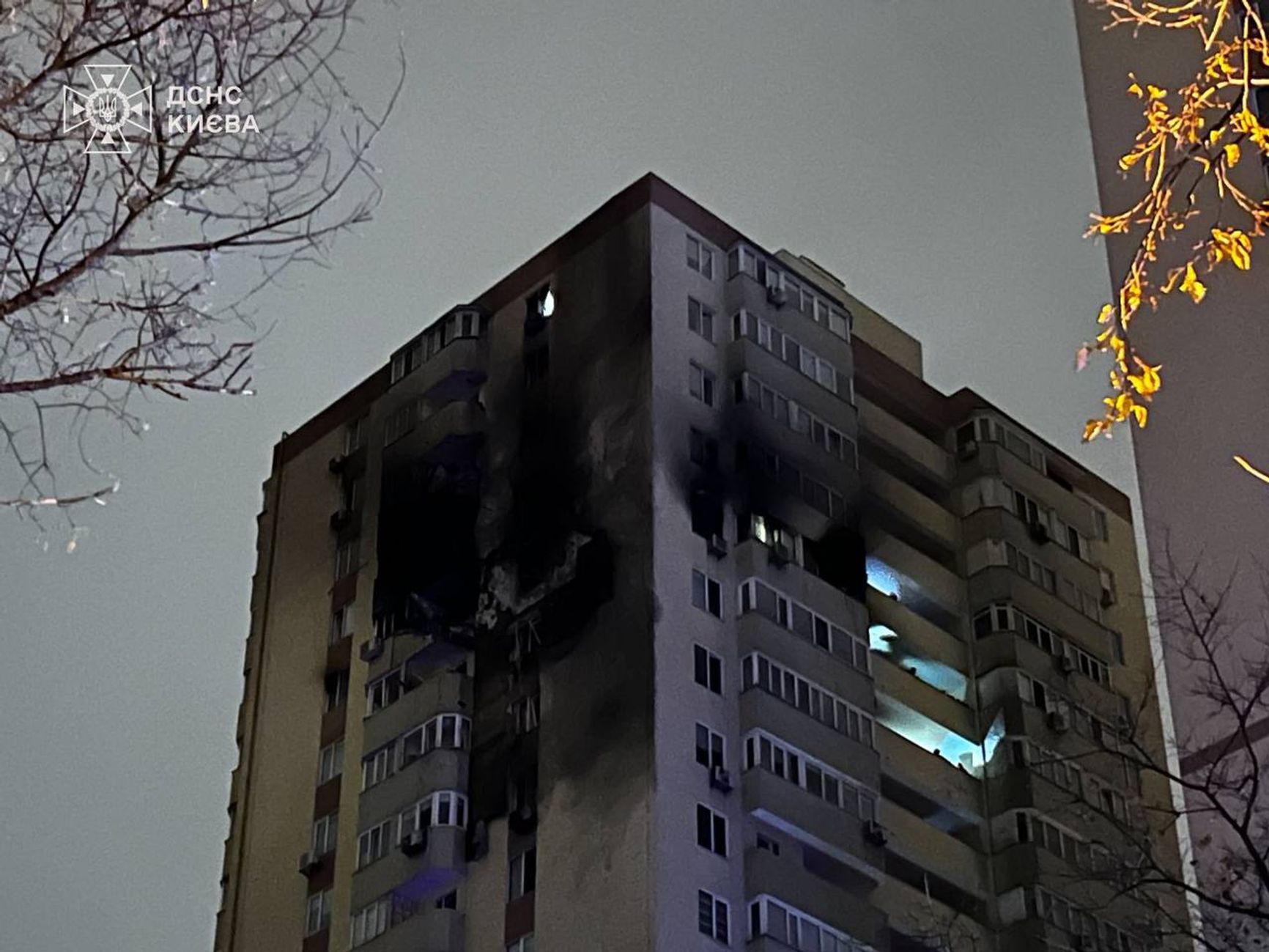 Жилая многоэтажка в Соломенском районе Киева после попадания в нее