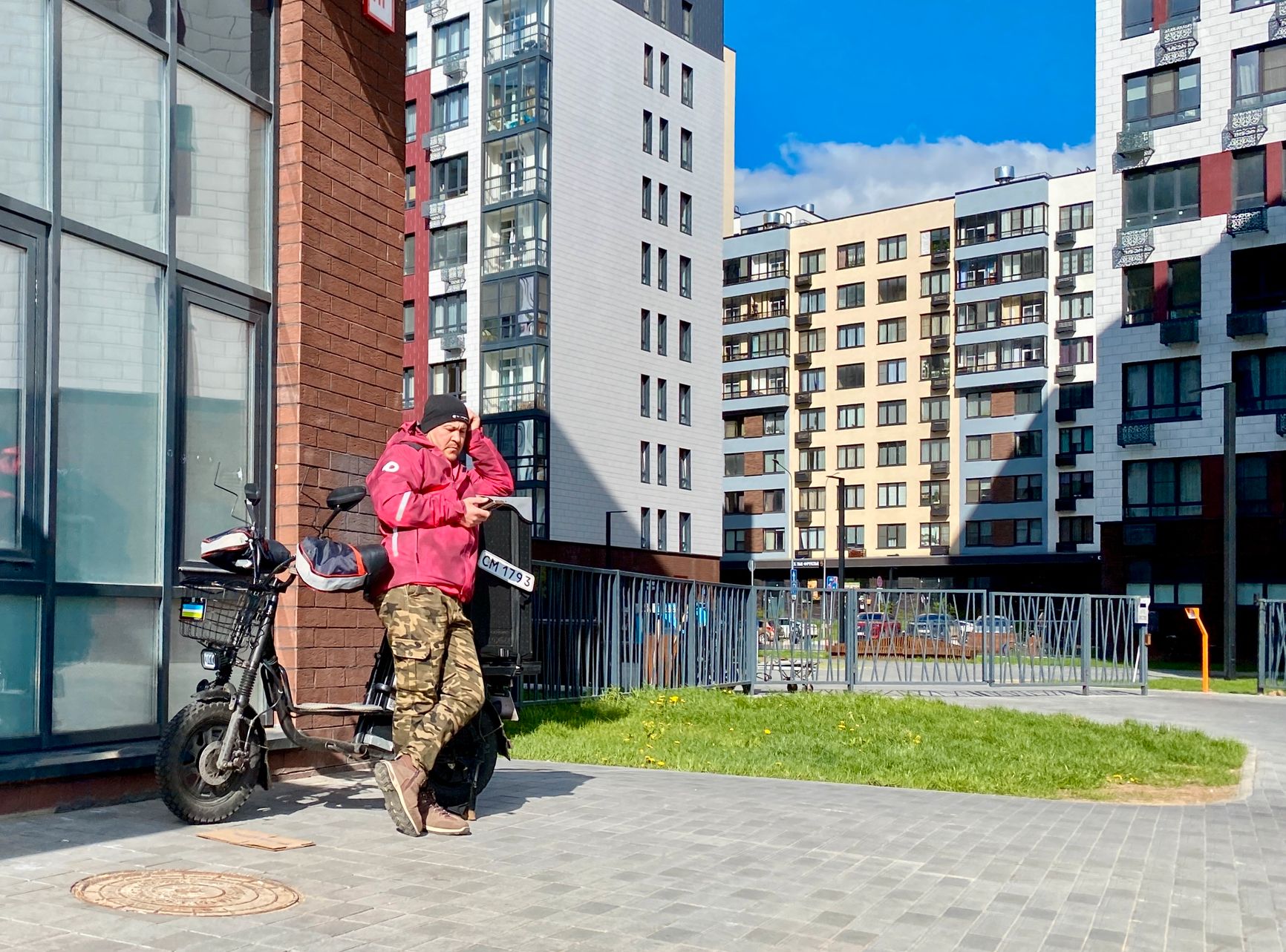 Курьер службы доставки в ожидании появления сети