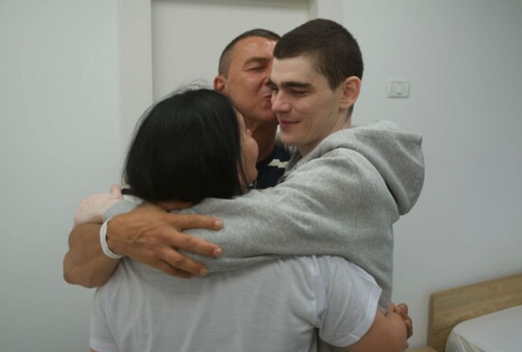 Максим Харкин встречается с семьей после возвращения из плена