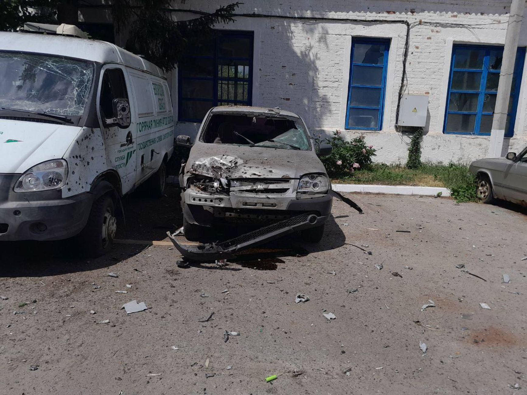 Последствия попадания дрона-камикадзе по зданию администрации в Грайвороне