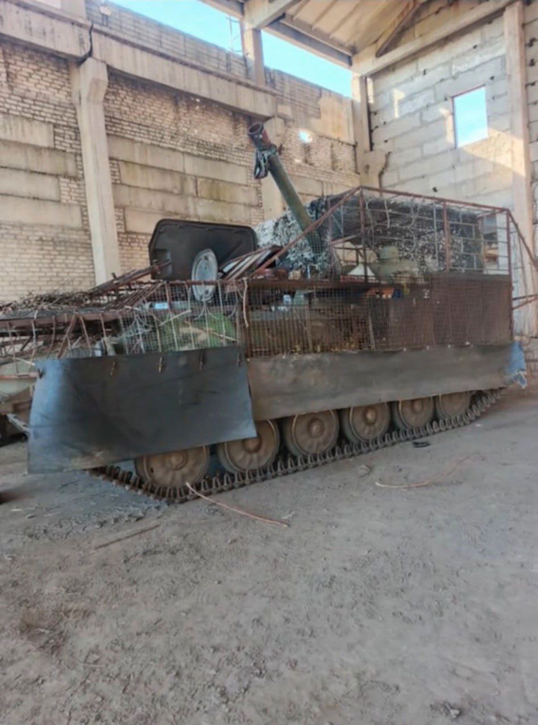 Российская МТ-ЛБ с установленной башней от самоходного миномета 2С9 «Нона»