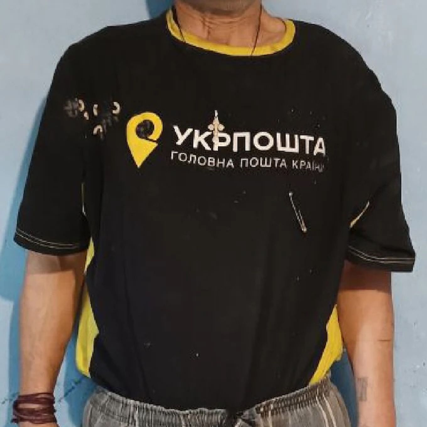 Один из выявленных в Покровске (до 2016 года — Красноармейск) российских диверсантов в майке украинского государственного почтового оператора «Укрпошта»