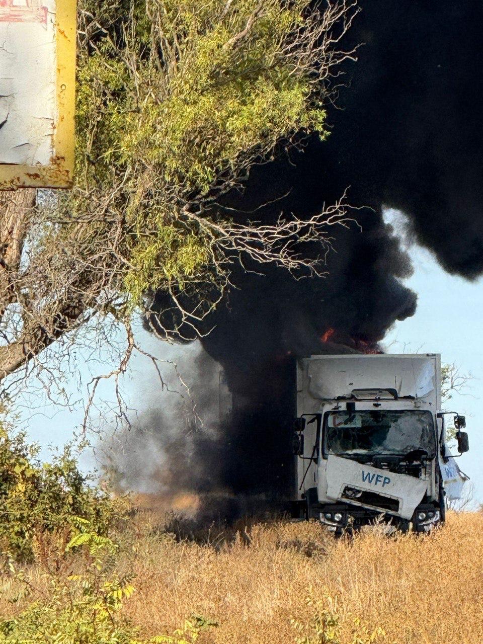 Последствия обстрела грузовиков ООН с гуманитарной помощью в Херсонской области