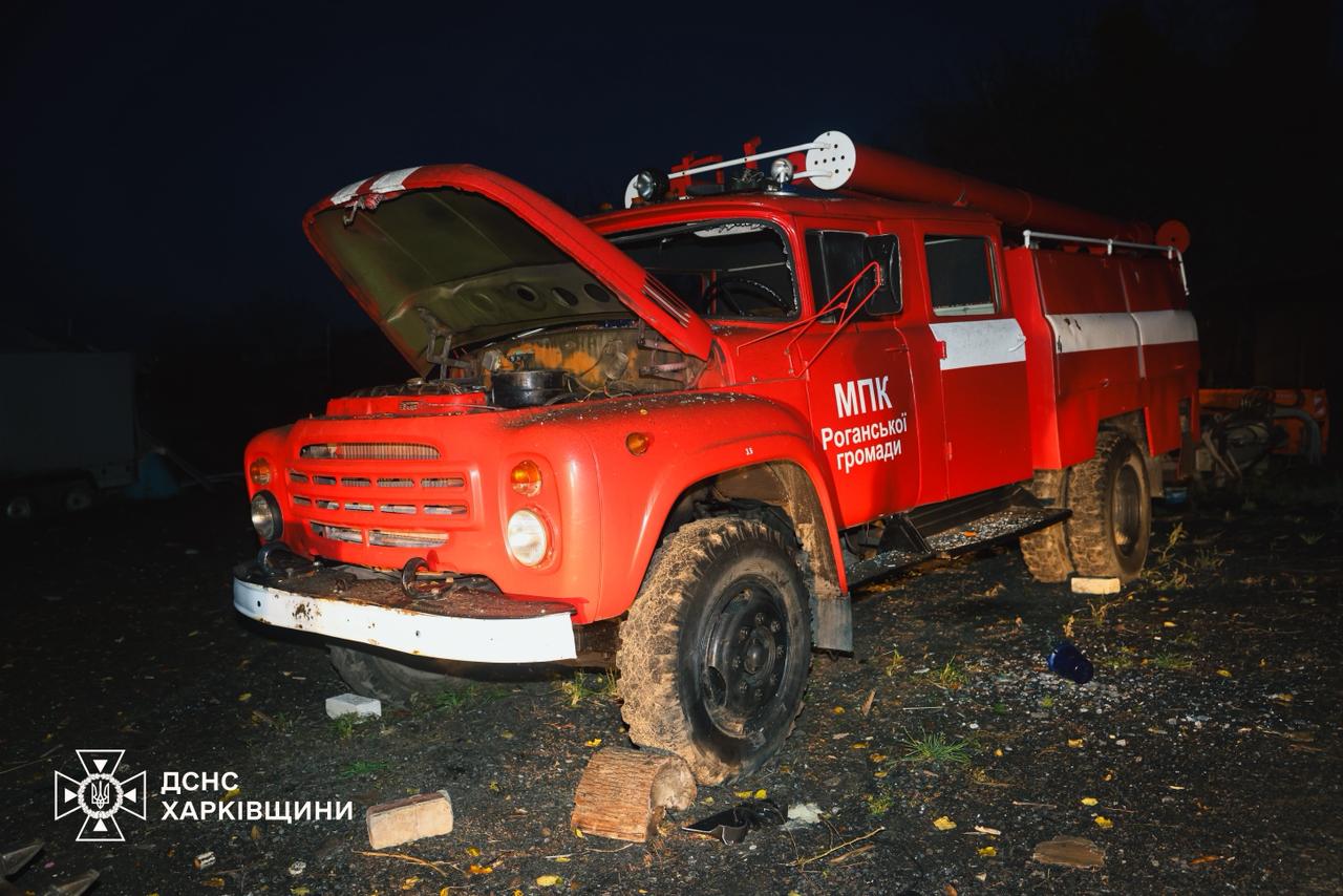 Поврежденная пожарная машина в результате российских ударов по Харьковской области в ночь на 4 ноября 2025 года