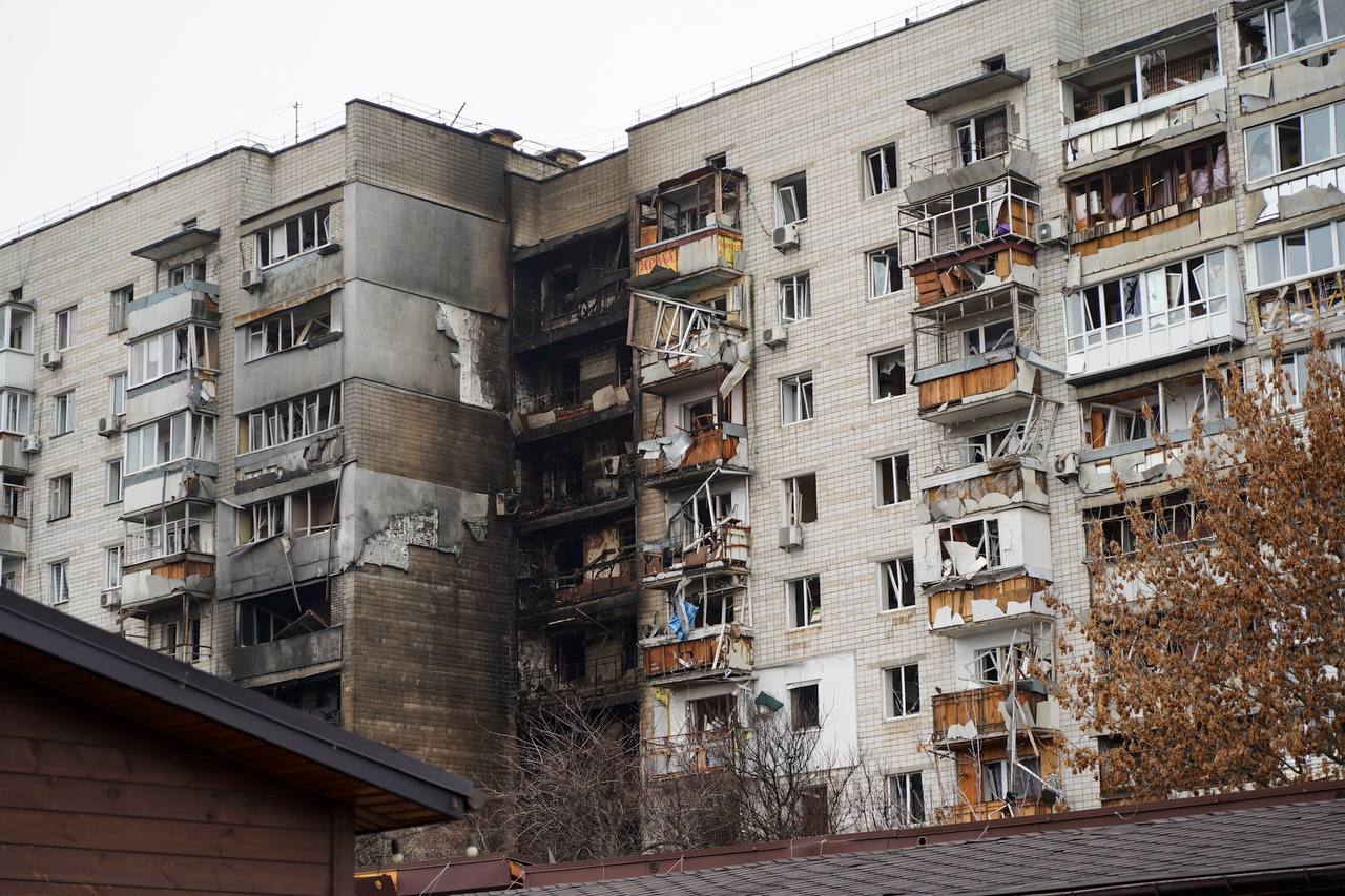 Последствия удара беспилотника 30 ноября 2025 года по жилому многоквартирному дому в Вышгороде в Киевской области