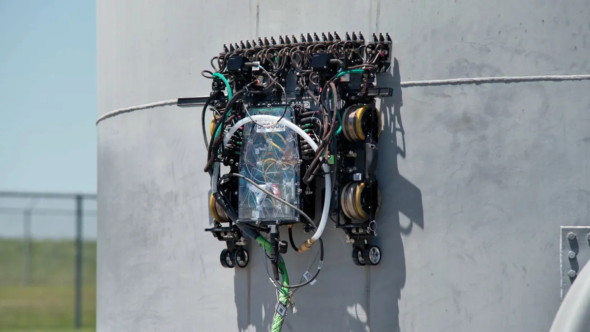 Робот, способный перемещаться по стене. Фото: Gecko Robotics